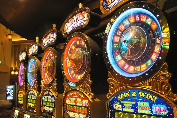 Fish Hunter gameplay showing animated fish and crosshair targeting on luckydf